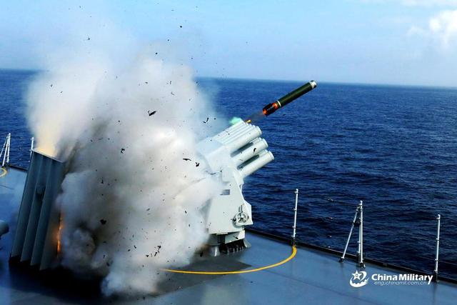中国海军071型两栖舰现身东海