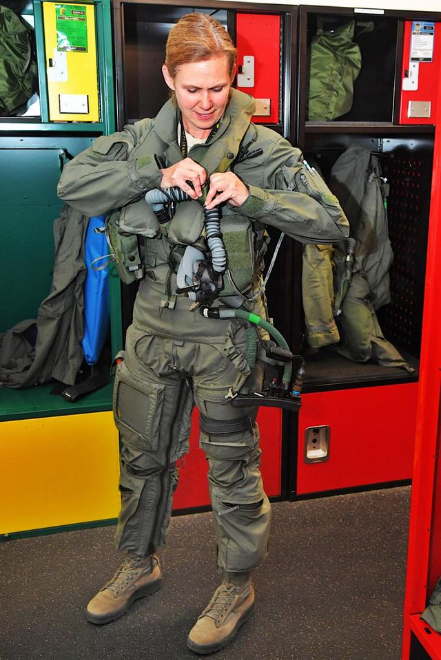 大姐真是条汉子!美军首位F35A战斗机女飞行员曝光