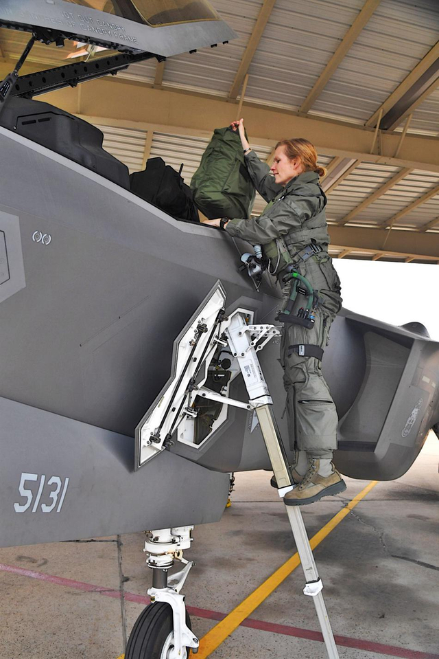 大姐真是条汉子!美军首位F35A战斗机女飞行员曝光