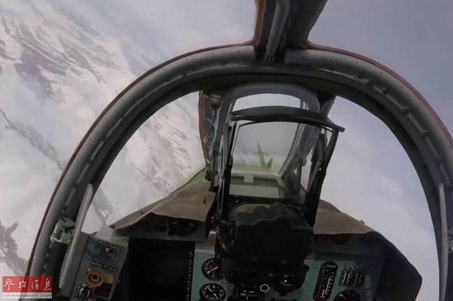 图为苏-25sm座舱特写图,与早期型相比,增加了一个多功能显示器(mfd)