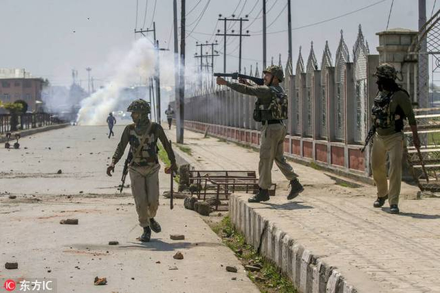 印度警察秀弹弓神技！印控克什米尔地区爆发激烈战斗
