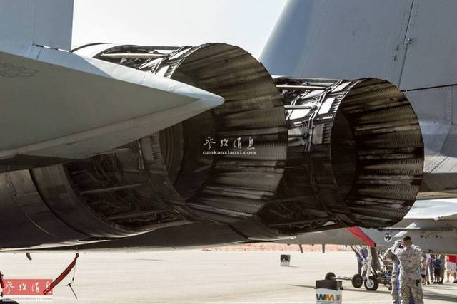 我军迷逛美空军基地近距拍f35