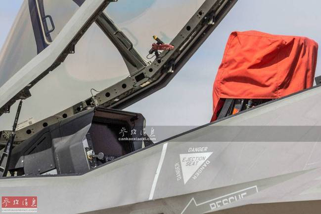 17           开启座舱盖状态展示的f-35a,注意仪表上方已没有