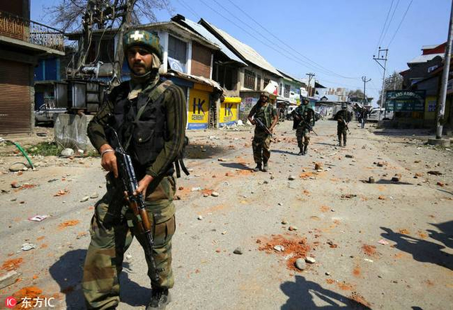 印度警察秀弹弓神技！印控克什米尔地区爆发激烈战斗