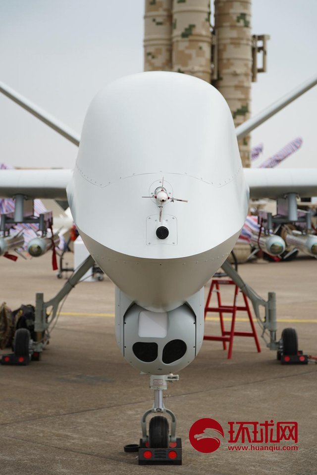 一次干掉8辆坦克！我军彩虹5无人机化身炸弹卡车