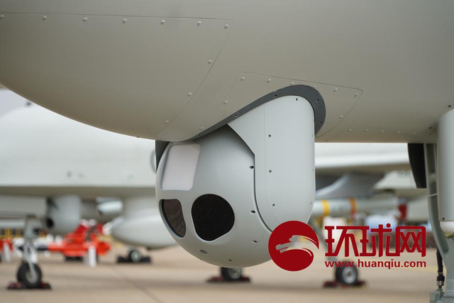 一次干掉8辆坦克！我军彩虹5无人机化身炸弹卡车