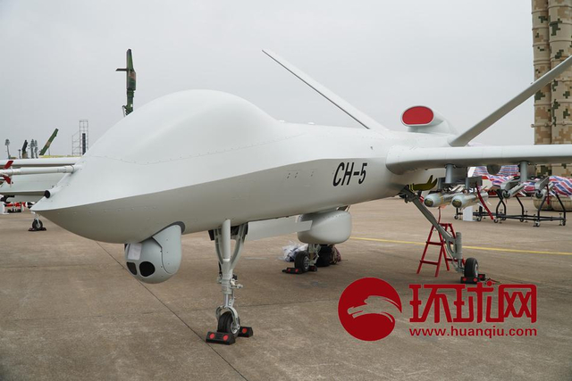 一次干掉8辆坦克！我军彩虹5无人机化身炸弹卡车