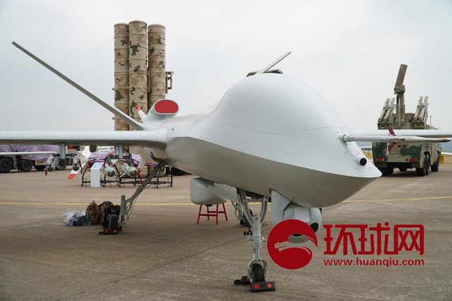 一次干掉8辆坦克！我军彩虹5无人机化身炸弹卡车