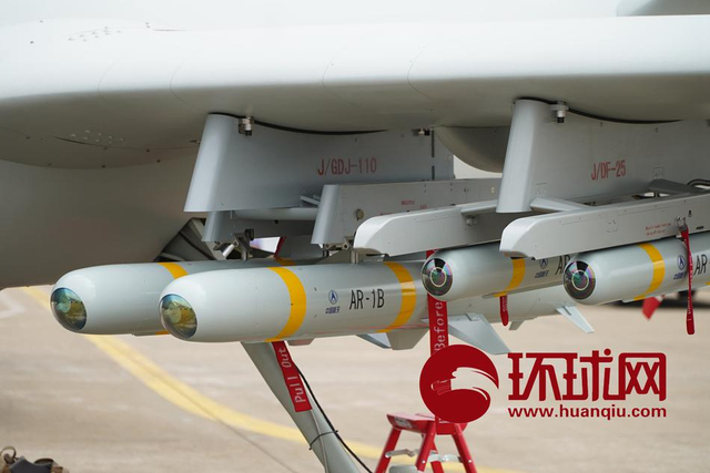 一次干掉8辆坦克！我军彩虹5无人机化身炸弹卡车