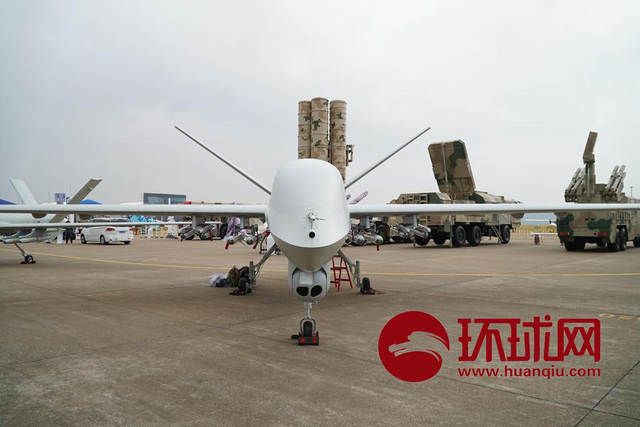 一次干掉8辆坦克！我军彩虹5无人机化身炸弹卡车