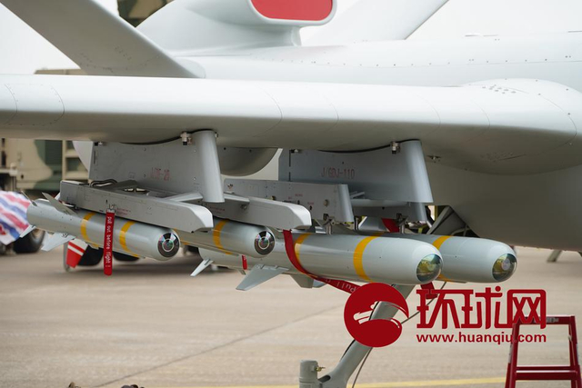 一次干掉8辆坦克！我军彩虹5无人机化身炸弹卡车