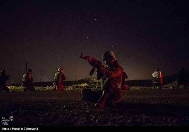 柔韧性很好!伊朗民兵训练战术动作干净利索