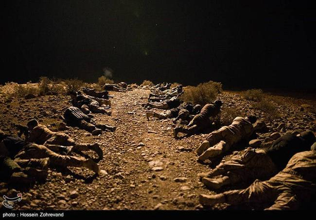 柔韧性很好!伊朗民兵训练战术动作干净利索