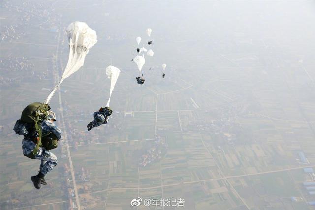 我空降兵部队陆海空三栖全能
