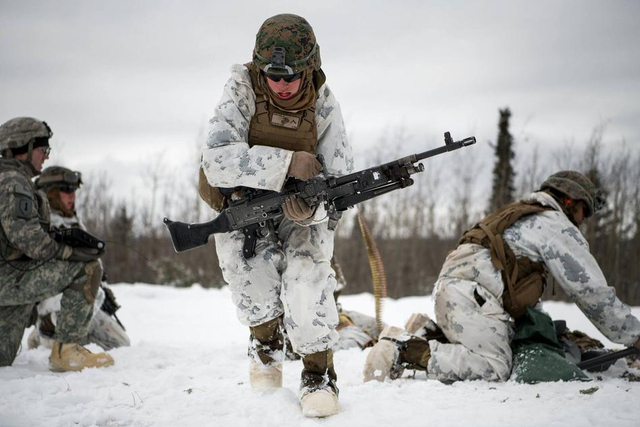 这才是全球军队！美陆军联手海军陆战队南北极同时演习