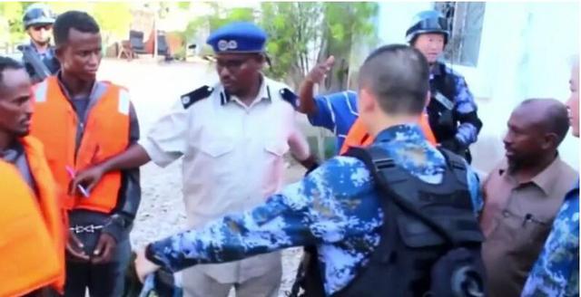 中国海军蛟龙突击队活捉3海盗