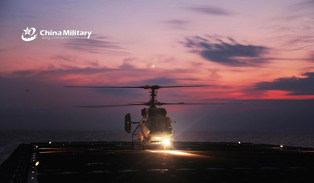 中国海军071型两栖舰现身东海 投放登陆气垫船