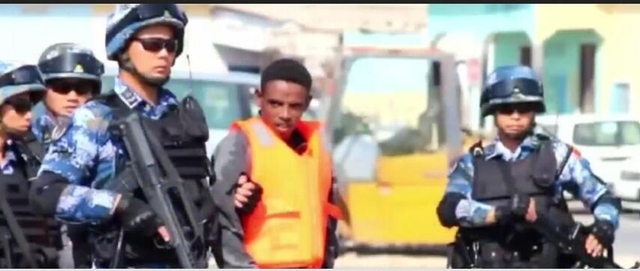 都不想走了？我海军蛟龙突击队活捉海盗移交索马里