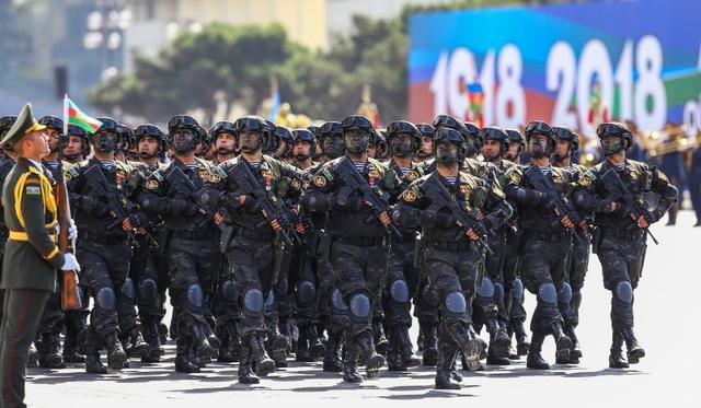 阿塞拜疆阅兵亮中国血统火箭炮
