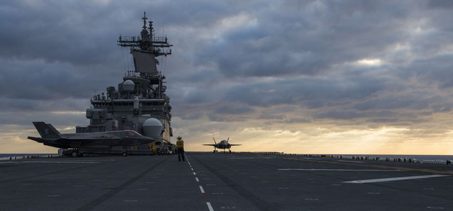 早该滚了！美军黄蜂号搭载F35B从东海返回冲绳基地