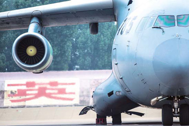 就这样从天而降!超近距离感受我军运20空投过程