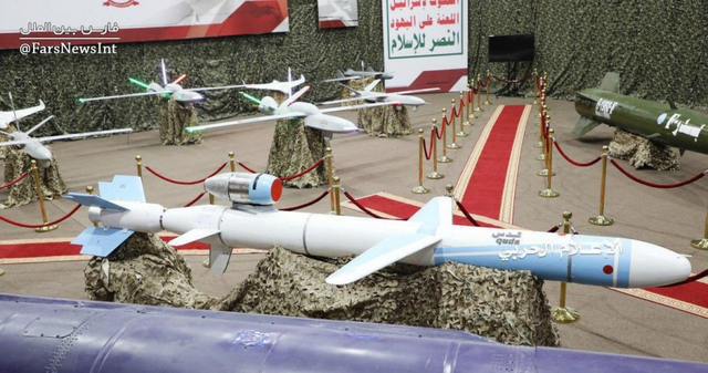 也门胡塞武装展示无人机和导弹 摆出弹道导弹