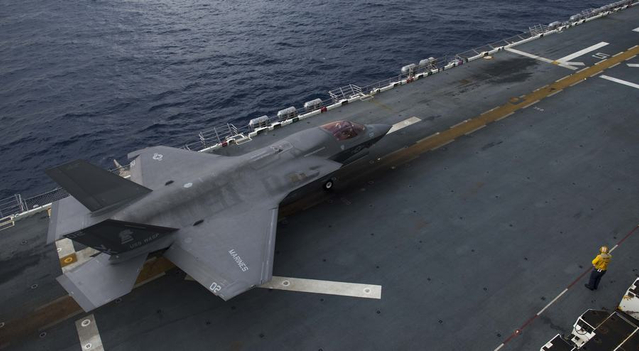 早该滚了！美军黄蜂号搭载F35B从东海返回冲绳基地