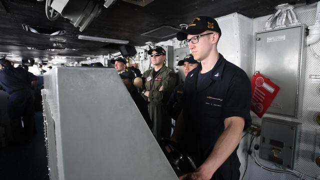 还想绕南海?美国海军里根号航母抵达菲律宾