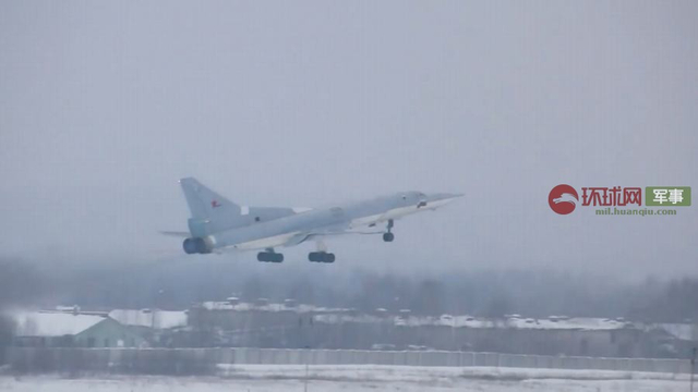 逆火冲上云霄！俄最新图22M3M战略轰炸机完成首飞