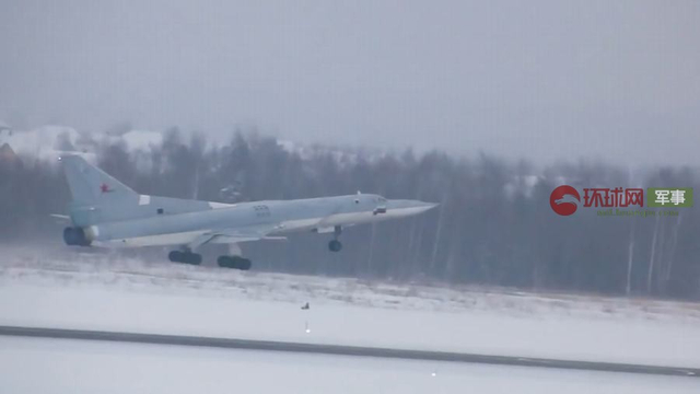 逆火冲上云霄！俄最新图22M3M战略轰炸机完成首飞