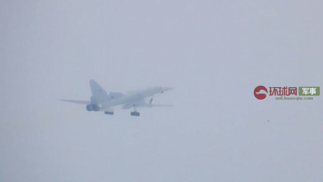 逆火冲上云霄！俄最新图22M3M战略轰炸机完成首飞