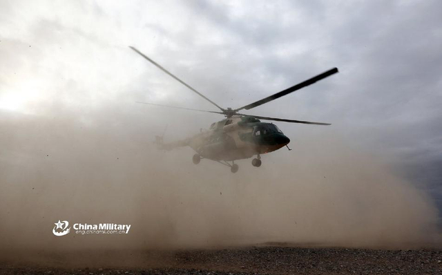 飞越雪山之巅!直10现身青藏高原展示火力