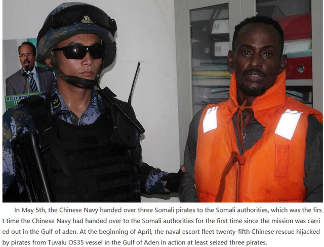 都不想走了？我海军蛟龙突击队活捉海盗移交索马里