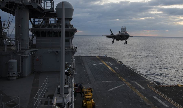 早该滚了！美军黄蜂号搭载F35B从东海返回冲绳基地