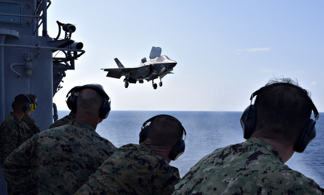 早该滚了！美军黄蜂号搭载F35B从东海返回冲绳基地