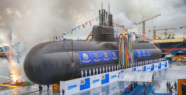 韩国最新型潜艇下水 韩国总统亲自到场