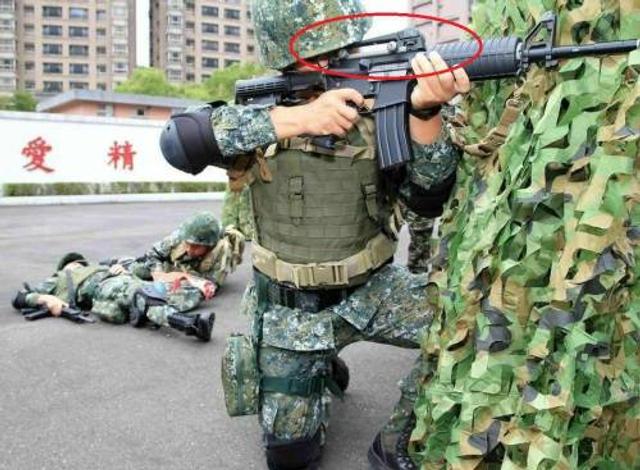 台军校学员作秀失败摆拍惹笑柄