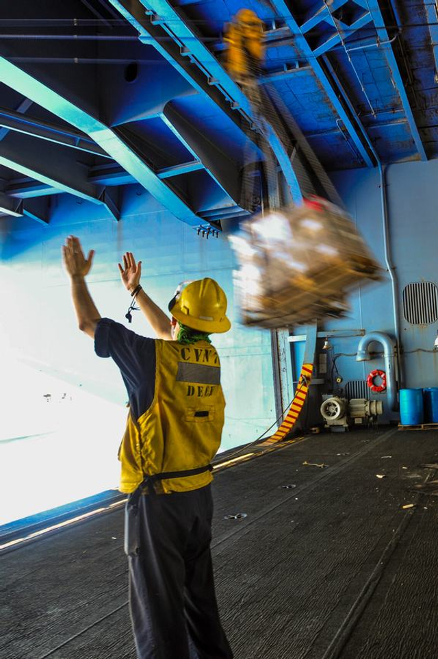 还想绕南海?美国海军里根号航母抵达菲律宾