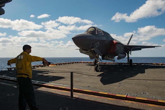 早该滚了！美军黄蜂号搭载F35B从东海返回冲绳基地