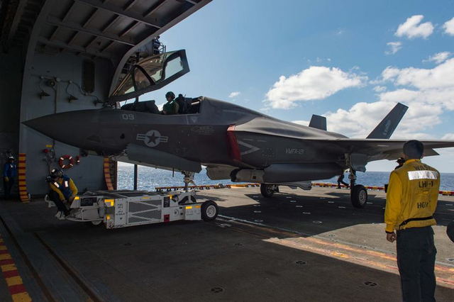 早该滚了！美军黄蜂号搭载F35B从东海返回冲绳基地