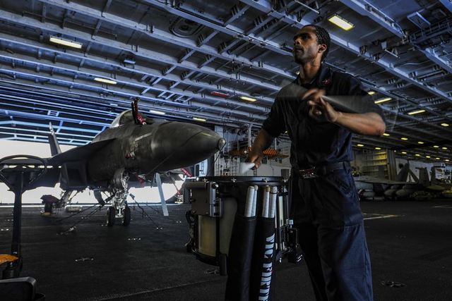 还想绕南海?美国海军里根号航母抵达菲律宾
