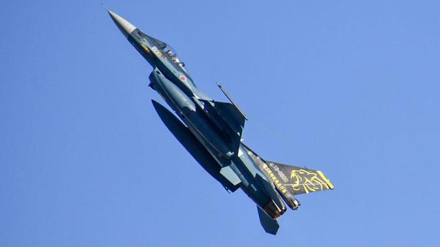 日本空自航空节F2战机编队亮相