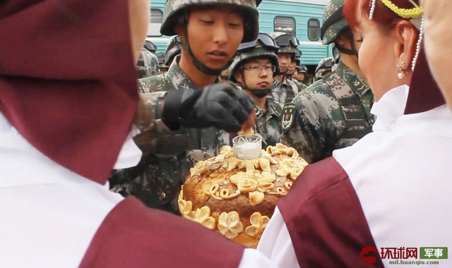 美丽大姐喜相迎：我重型合成旅已抵俄将参加中央军演