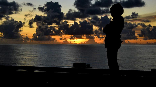 一个月来两次！美军航母无视警告重返南海军演