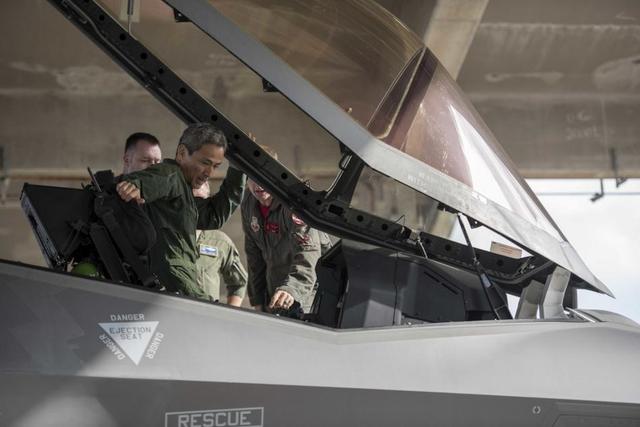 日本空自少将登上F-35A战斗机