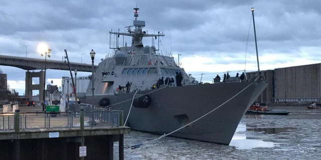 中国也有同款舰！美军最新战舰在加拿大港口惨被冻住