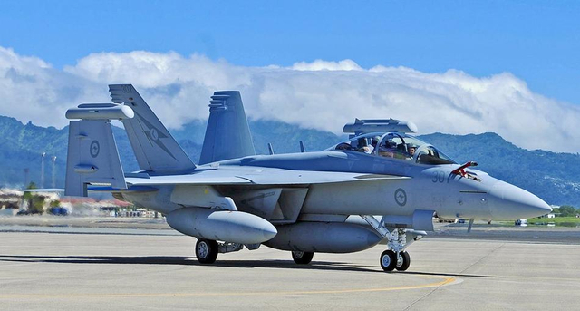 澳大利亚EA-18G参加红旗军演出乱子:冲出跑道重伤