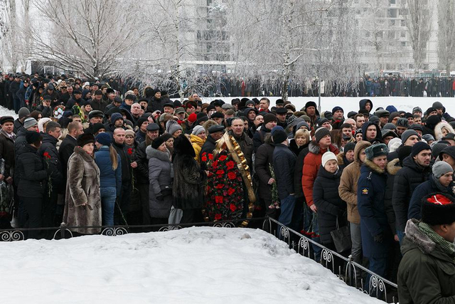 尽显军人英雄胆！俄为牺牲苏25飞行员办隆重葬礼