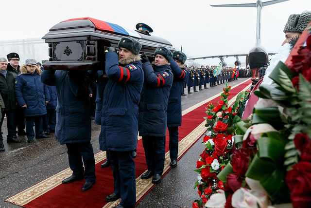 尽显军人英雄胆！俄为牺牲苏25飞行员办隆重葬礼