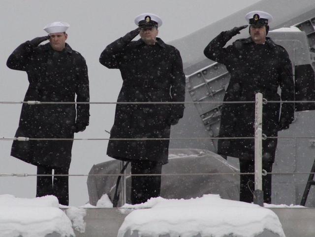 中国也有同款舰！美军最新战舰在加拿大港口惨被冻住